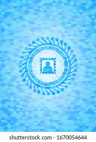 icono de imagen dentro del emblema azul cielo. Fondo de mosaico