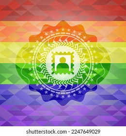 Bildsymbol auf mosaikem Hintergrund mit den Farben der LGBT-Flagge. 