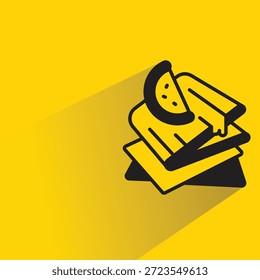 Icono de pastel con fondo amarillo de sombra de gota