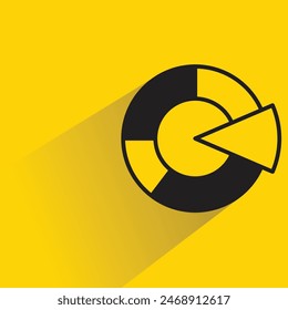 icono de gráfico circular con sombra sobre fondo amarillo