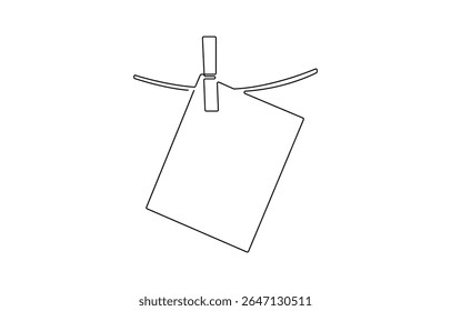 Pedaço de papel pendurado em corda com espinho de pano, um desenho de linha contínua, quadro vazio em estilo de contorno, papéis com clipe de papel contínuo um desenho de linha.