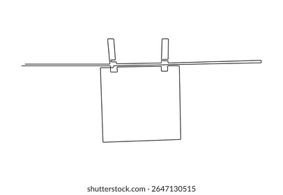 Pedaço de papel pendurado em corda com espinho de pano, um desenho de linha contínua, quadro vazio em estilo de contorno, papéis com clipe de papel contínuo um desenho de linha.