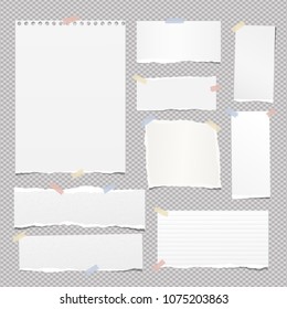 Pedazos de nota blanca y en blanco rasgada, tiras de papel del cuaderno para el texto pegado en el fondo cuadrado