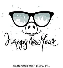 Cerdo en las gafas en las que el invierno se refleja / Graciosa Navidad dibujando la caligrafía "Feliz Año Nuevo"