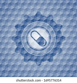icono de la píldora dentro del emblema poligonal azul.