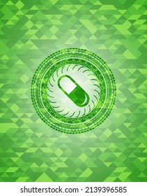 icono de píldora dentro de un emblema verde realista. Fondo mosaico. 