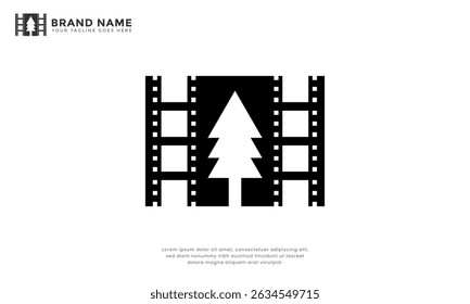 Logotipo Pine Cinema. Logotipo moderno combina filmstrip e pinheiro. Perfeito para produção de vídeo, filmes da natureza ou marcas de mídia criativa