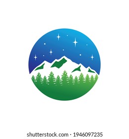 Logo-Design für Kiefernwälder. Nachtkiefernwald mit Berghintergrund Vektorgrafik