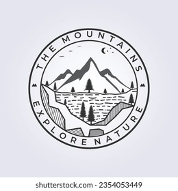Símbolo del logotipo de la silueta del bosque pino en el diseño de la ilustración vectorial de las montañas