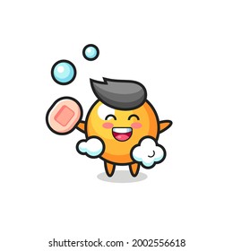 el personaje de la pelota de ping pong se está bañando mientras sostiene jabón, diseño de estilo lindo para camisetas, pegatinas, elemento logo