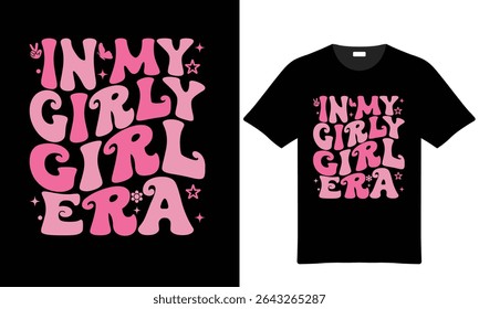 Design de camiseta rosa e preta com letras de estilo retro que diz In My Girly Girl Era. Inclui pequenos elementos decorativos.
