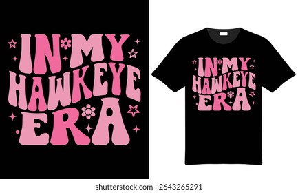 Design de camiseta rosa e preta com letras de estilo retro que diz In My Hawkeye Era acentuado com estrelas e