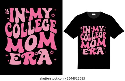 Design de camiseta rosa e preta com o texto In My College Mom Era em um estilo retro dos anos 70. As letras são estilizadas com um esquema de cor rosa gradiente e pequenos elementos decorativos.