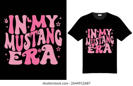 Design de camiseta rosa e preta com letras de estilo retro que diz In My Mustang Era. Inclui pequenos elementos decorativos.
