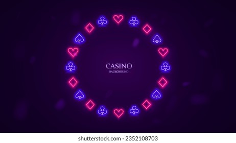 Arco rosa y azul con trajes de tarjeta de póquer sobre fondo morado. Concepto de casino con marco de neón redondo