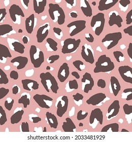 Diseño de leopardo dibujado a mano blanca, rosa y marrón. Patrón transparente del vector