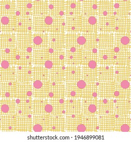 Punto rosa de varios tamaños sobre fondo amarillo. Pellizcos de color rosa suave sobre fondo amarillo estructurado con efecto de tejido. Interesante patrón de vector repetible.
