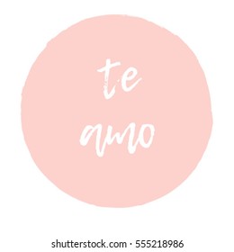 Pink hand drawn circle with white calligraphic sign in Spanish: I love you. Vector postcard template.