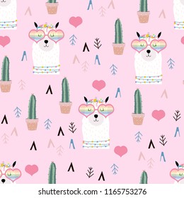 Dibujo a mano rosa adorable patrón transparente con llama, lentes de corazón, cactus en verano