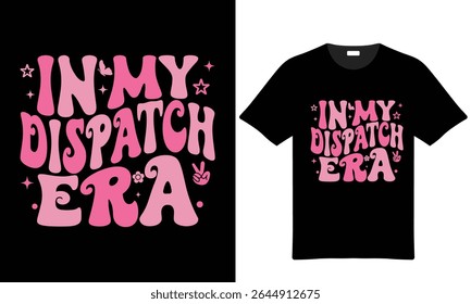 O texto rosa e rosa claro no fundo preto é In My Dispatch Era. Letra de estilo retrô com estrelas, borboleta e sinal de paz.