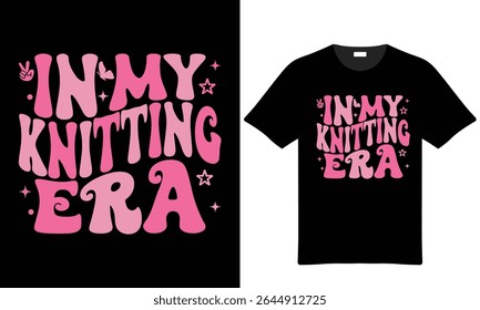 Um texto rosa e rosa claro sobre um fundo preto diz In My Knitting Era. O estilo é retro 70s com um efeito de gradiente. Um sinal de paz e borboleta estão incluídos.