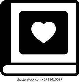 Um notebook cor-de-rosa com um coração branco na capa, ideal para papel de carta, design de presente ou conteúdo de mídia social.