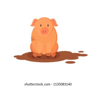 Cerdo rosa o lechón sentado en una sucia ilustración plana vectorial aislada en blanco. Afiche doméstico de animales de granja coloreado en un divertido estilo de caricatura.