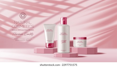 Podio rosa con fondo cosmético o de exposición de productos, peatón de presentación vectorial. Podio rosa con botellas cosméticas, sombra de hojas de palma y luz solar en la pared, maquillaje de la pantalla de producto premium