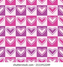 Los corazones rosados y púrpura son un patrón impecable en el fondo del tablero de ajedrez. Magnífico papel de envoltura del día de San Valentín, tarjeta de saludo, invitación a la boda y textil 