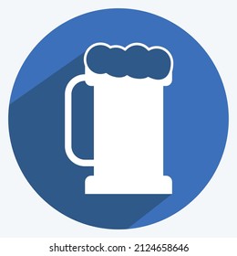 Icono de la cerveza I en un estilo moderno de sombra larga aislado en un fondo azul suave