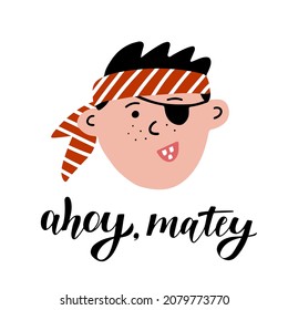 Piratenporträt mit der handgeschriebenen Phrase Ahoy Matey und Typ süße Gesicht mit Augenfleck und Piratenrotes Bandana. Für Avatar, Märchendesign, Plakat, Kinder-T-Shirt-Druck. 