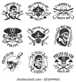 emblemas piratas sobre fondo blanco. Calaveras, armas, espadas, pistolas. Elementos de diseño para logotipo, etiqueta, emblema, signo, afiche, t-pantalones. Ilustración del vector