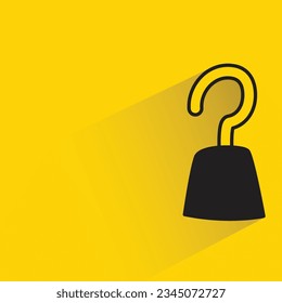 gancho pirata con sombra sobre fondo amarillo