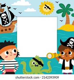 Plantilla de tarjeta de saludo de fiesta pirata con un capitán lindo, paisajes marinos y palmeras. Afiche cuadrado del Treasure Island o invitación para los niños. Ilustración de las vacaciones en el mar brillante con lugar para texto
