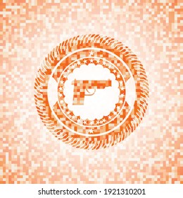 icono de pistola dentro del emblema abstracto, fondo de mosaico naranja. 