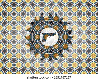 icono de pistola dentro de la placa de estilo arabesco. decoración árabe.