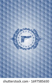 icono de pistola dentro del emblema hexagonal azul.