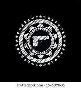 icono de pistola dentro del emblema de pizarra en la pizarra negra