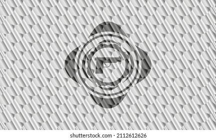 icono de pistola dentro del emblema o placa de plata. Patrón de escalas. Ilustración vectorial. Detallado. 