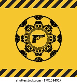 Pistolensymbol innerhalb des Warnzeichens, schwarzes Grunge-Emblem. Vektorillustration Illustration. Detaillierte Angaben.
