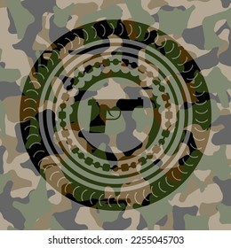 icono de pistola en el patrón de camo. 