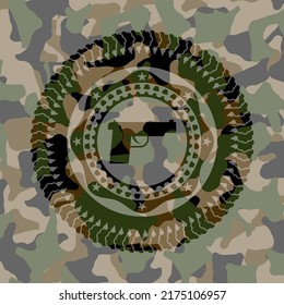 icono de pistola en textura de camuflaje. 
