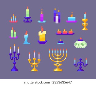 Iconos de velas de arte de píxeles. Colección de portavelas de cera vintage con velas encendidas. Candelabro medieval retro. Dibujo pixelado de candelabros y menorah, imagen vectorial de estilo retro de 8 bits