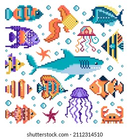 Pixelkunst bunte Fische und aquatische Kreaturen Spielelement gesetzt. 8 Bit Rollenspiel 2D Objekte und Sprites, Abenteuer-Video-Tiere Kit mit Hai, Quallen, Krabbe, Seesterne und Luftblasen.