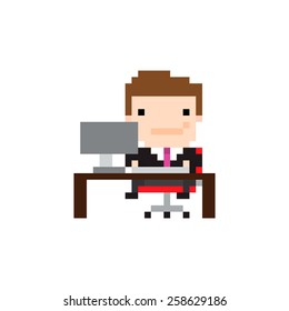 Hombre de arte de Pixel sentado frente a la computadora en el trabajo