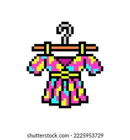 Pixel-Kunst mehrfarbige, offene Schulter-Kurzärmel-Bluse auf einem Hanger einzeln auf weißem Hintergrund. Frauenmode-Kleidungssymbol. Girl-Hemd. Retro Vintage 90er, 80er 8-Bit-Slotmaschine, 2d-Spiel-Grafik.