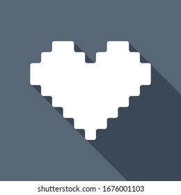 Corazón de Pixel, 8 bits, día de San Valentín. Icono plano blanco con una sombra larga sobre fondo azul