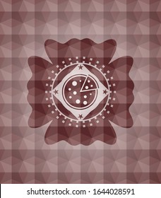 ícono de pizza dentro del emblema rojo o placa con fondo abstracto geométrico poligonal. Sin inconvenientes.