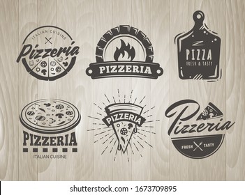 Logo de Pizza. Conjunto de insignias de pizzería con pizzas y rebanadas enteras. Etiquetas para trattoria, pizzería, restaurante de cocina italiana de café sobre fondo de madera vintage