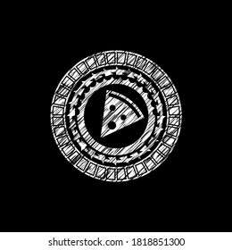 icono de la pizarra de pizza dentro del emblema de la pizarra escrito en una pizarra. 